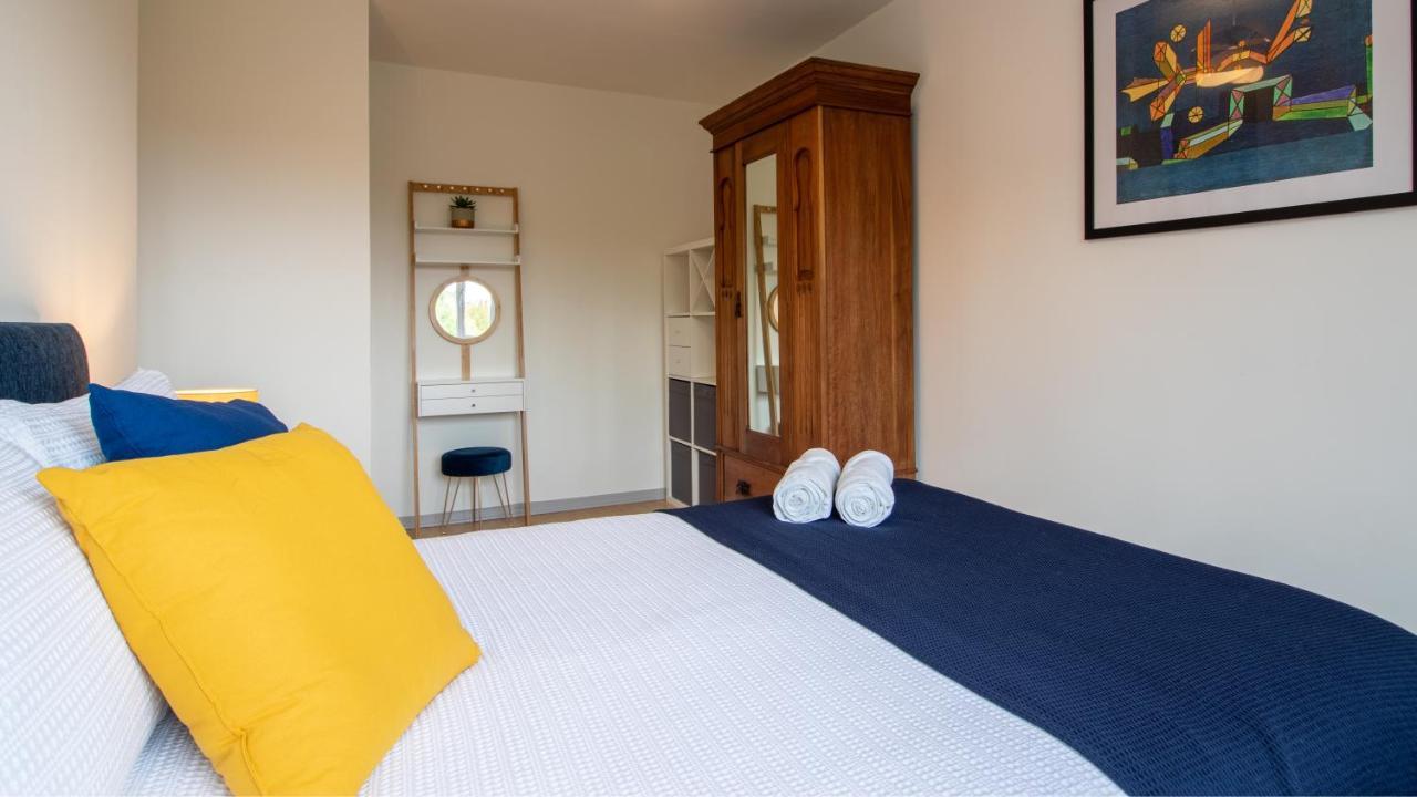 Bridge 3 Bedroom House With Reception Room, Office And Private Garden Londra